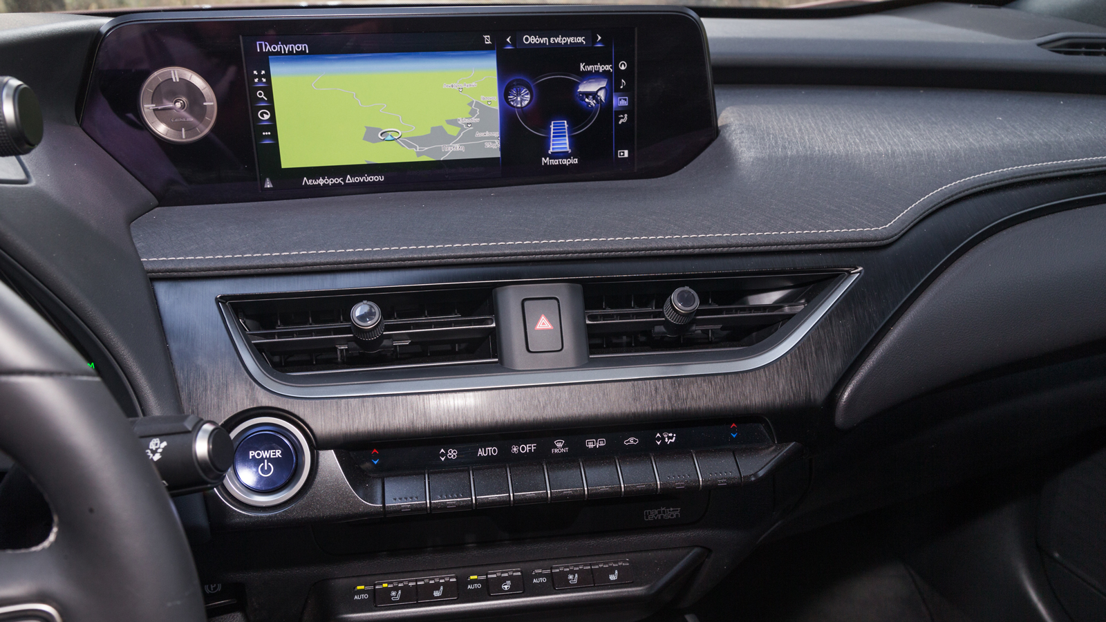 
Η κεντρική οθόνη 10,25 ιντσών δεν είναι αφής κι ο χειρισμός της γίνεται μέσω του touchpad που βρίσκεται στην κεντρική κονσόλα
